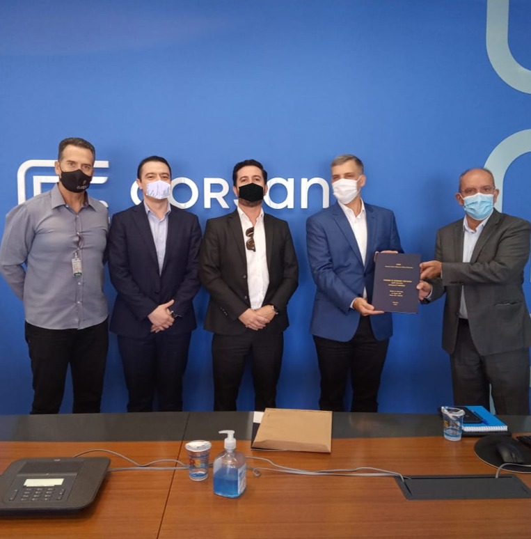 Da direita para a esquerda: Silvio Salazar (Presidente AGEOS), Roberto Barbuti (Presidente CORSAN), Ricardo Coelho (advogado responsável pelo Compliance da AGEOS), Douglas Casagrande (Dir. Financeiro da CORSAN), Carlos Alberto (Diretor da AGEOS).